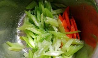 水煮花生和芹菜的做法